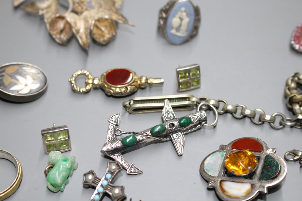 A group of 19th / 20th century jewellery, including pair of pietra dura ear clips, enamel pill box etc.